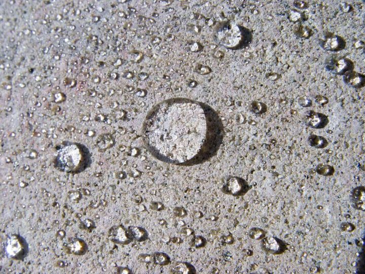Presto-stone-waterproofing-sealant Water droplets beading on architectural stone after protective sealant applied - Presto Restoration Products, Glass Defender HD