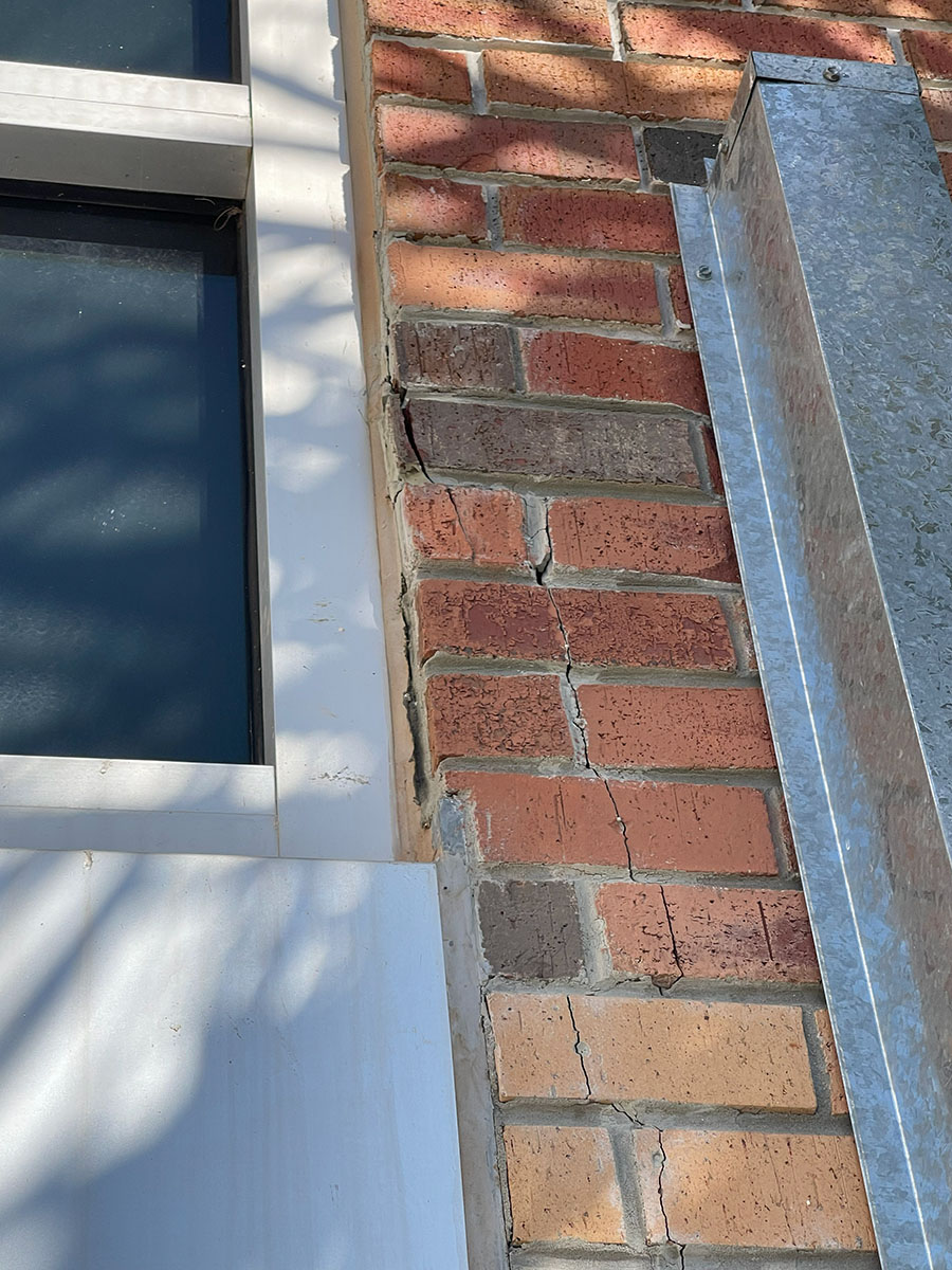Cracked brick requiring commercial brick repair and brick replacement in Orlando, FL